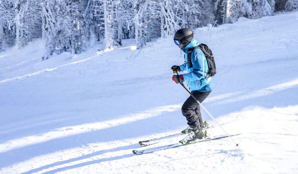 skier-riding-downhil